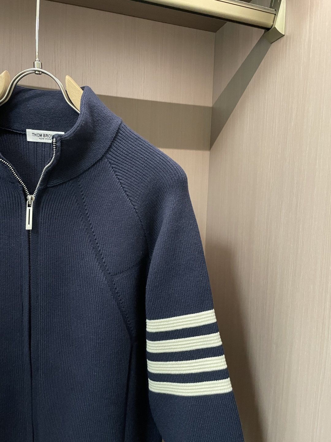 TB 爆款 2025秋冬 高级定制 都市风十足 加厚款开衫毛衣。 采用进口羊毛混纺面料 柔软细腻 男人的