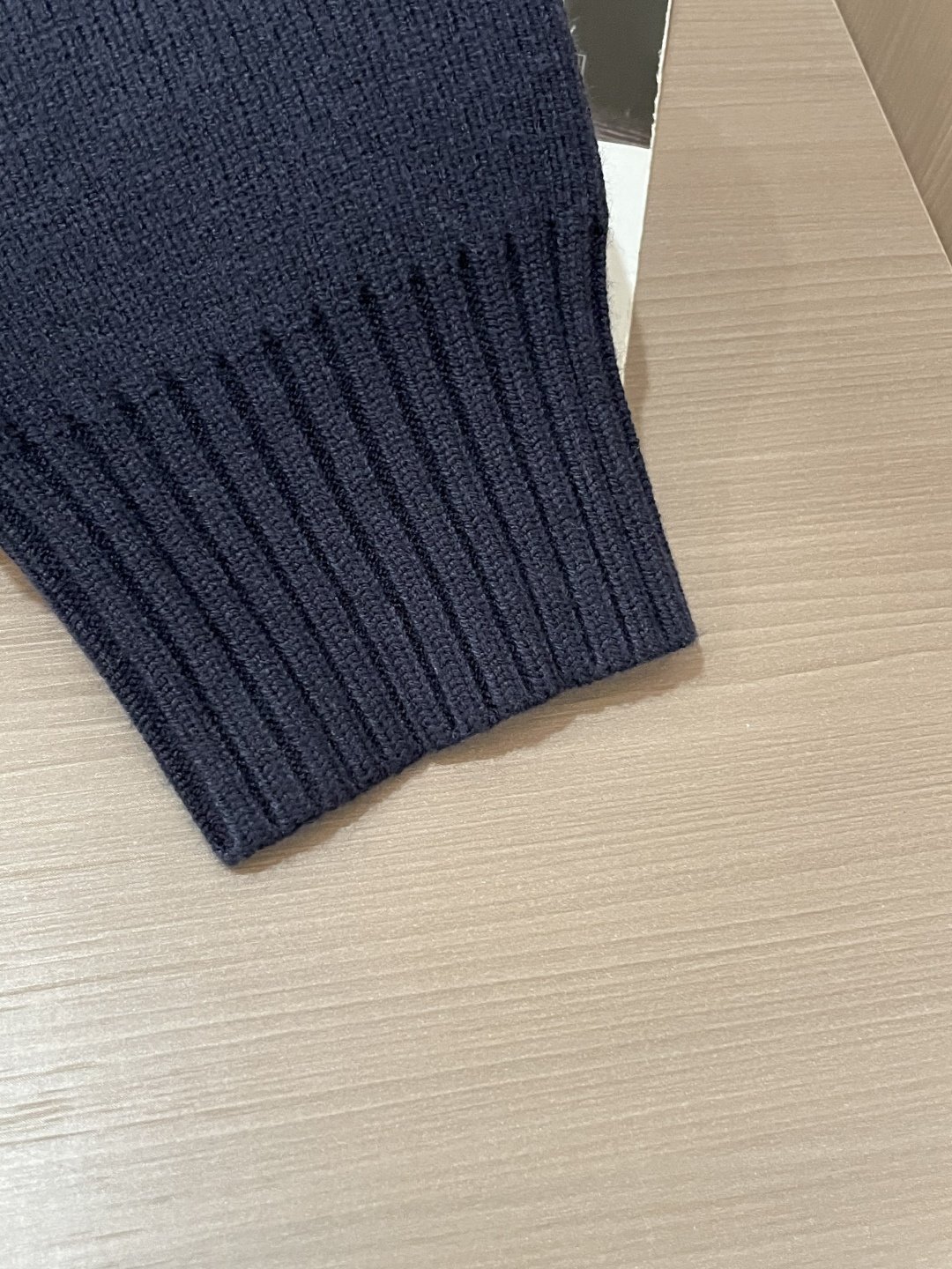 TB 爆款 2025秋冬 高级定制 都市风十足 加厚款开衫毛衣。 采用进口羊毛混纺面料 柔软细腻 男人的