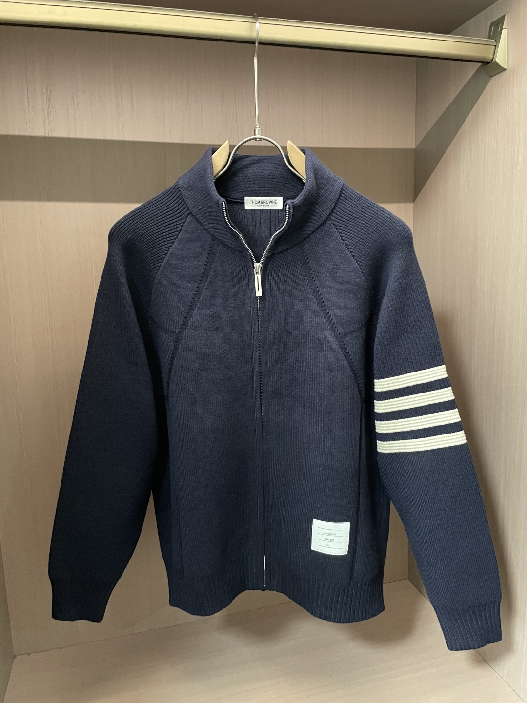 TB 爆款 2025秋冬 高级定制 都市风十足 加厚款开衫毛衣。 采用进口羊毛混纺面料 柔软细腻 男人的