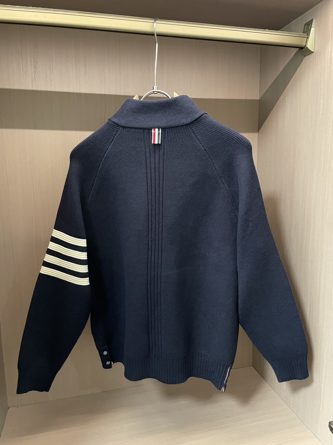 TB 爆款 2025秋冬 高级定制 都市风十足 加厚款开衫毛衣。 采用进口羊毛混纺面料 柔软细腻 男人的