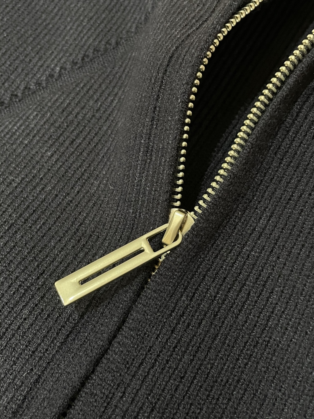 TB 爆款 2025秋冬 高级定制 都市风十足 加厚款开衫毛衣。 采用进口羊毛混纺面料 柔软细腻 男人的