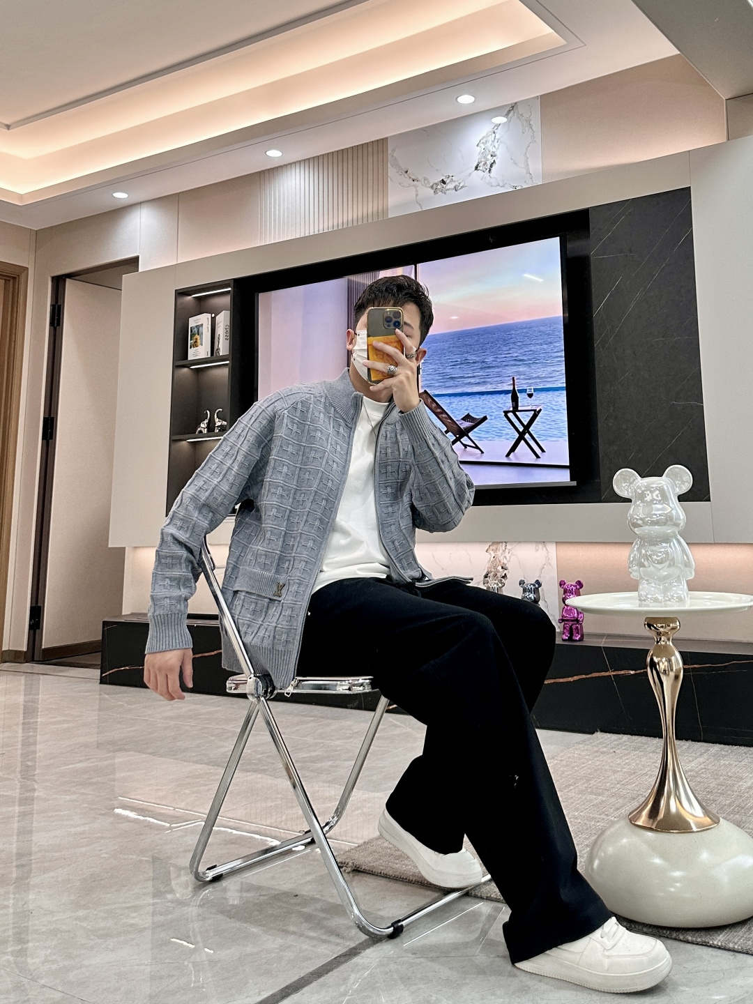 Lv 爆款 2025秋冬 高级定制 都市风十足 加厚款开衫毛衣。 采用进口羊毛混纺面料 柔软细腻 男人的