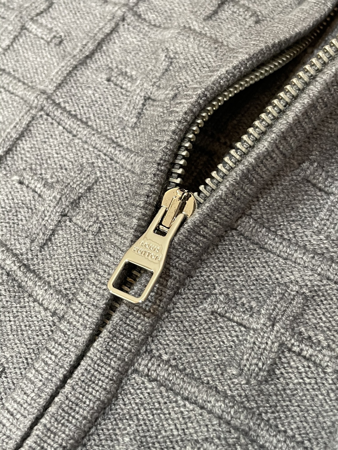 Lv 爆款 2025秋冬 高级定制 都市风十足 加厚款开衫毛衣。 采用进口羊毛混纺面料 柔软细腻 男人的