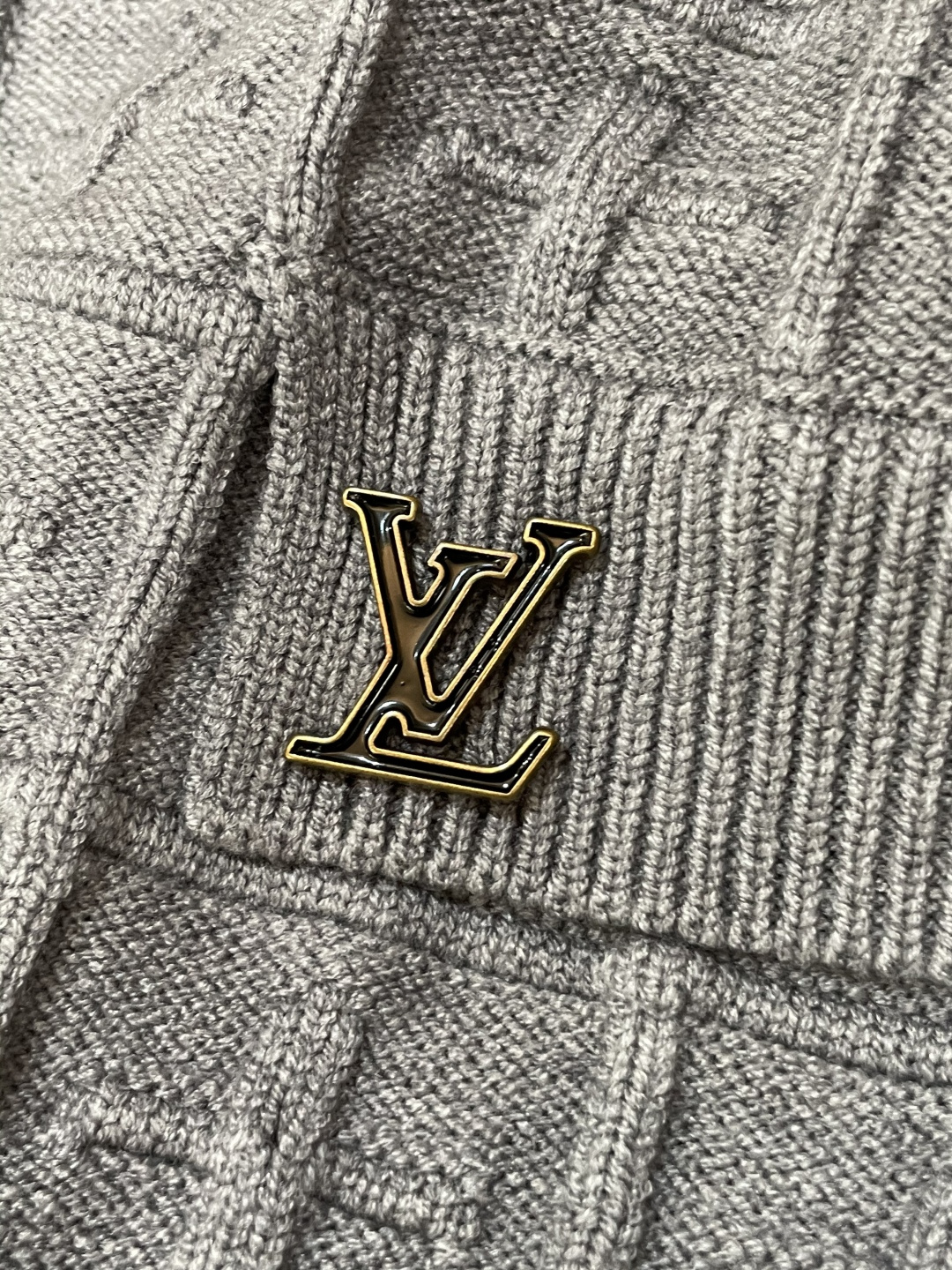 Lv 爆款 2025秋冬 高级定制 都市风十足 加厚款开衫毛衣。 采用进口羊毛混纺面料 柔软细腻 男人的