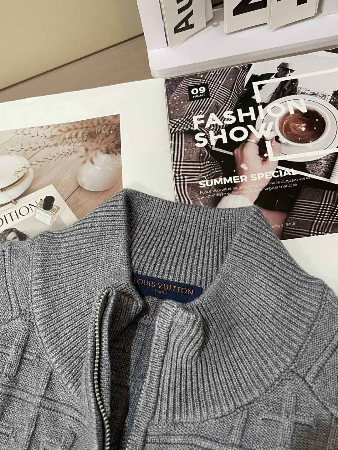 Lv 爆款 2025秋冬 高级定制 都市风十足 加厚款开衫毛衣。 采用进口羊毛混纺面料 柔软细腻 男人的