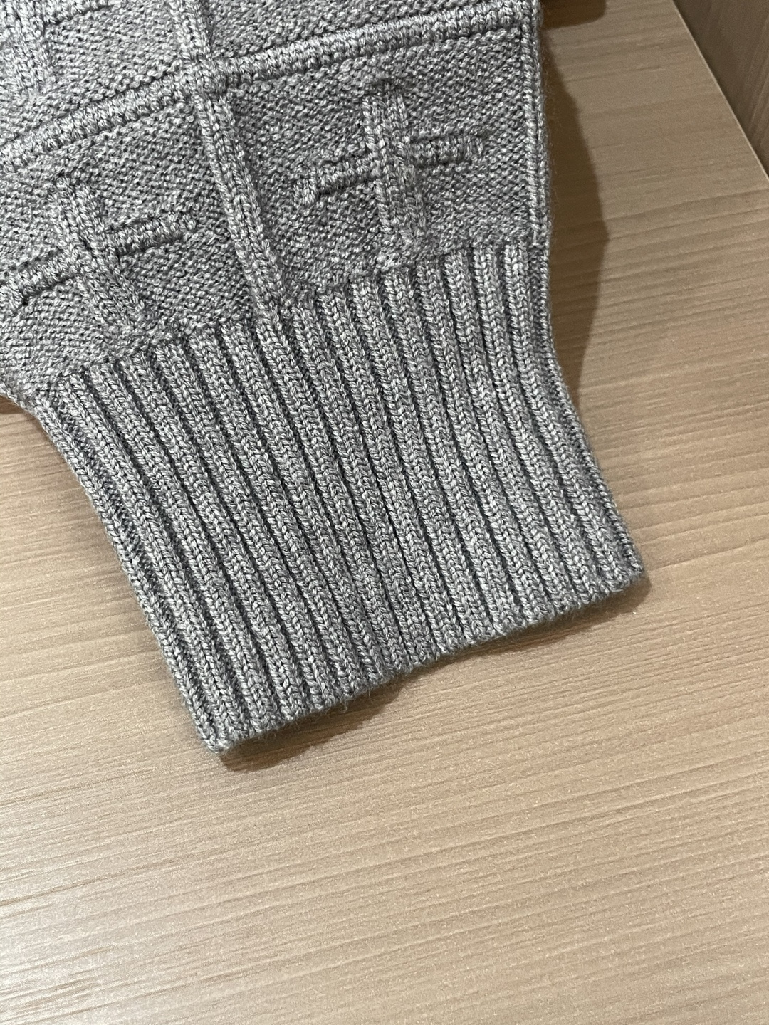 Lv 爆款 2025秋冬 高级定制 都市风十足 加厚款开衫毛衣。 采用进口羊毛混纺面料 柔软细腻 男人的