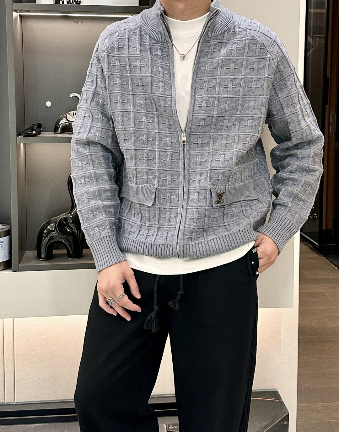 Lv 爆款 2025秋冬 高级定制 都市风十足 加厚款开衫毛衣。 采用进口羊毛混纺面料 柔软细腻 男人的