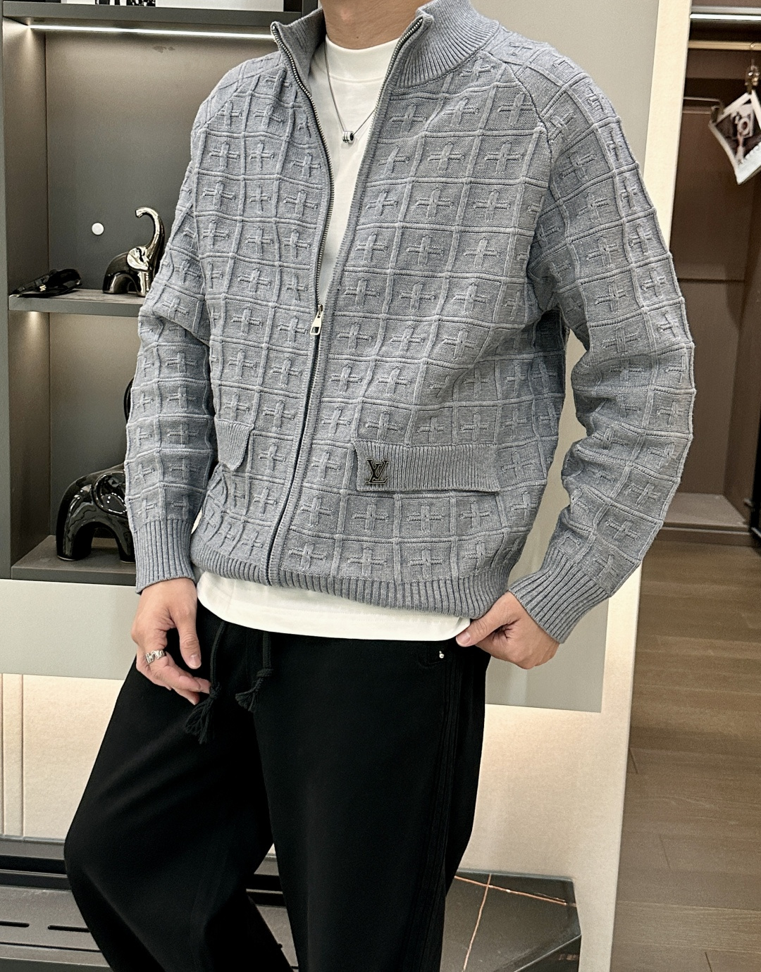 NO:539304,Lv hit 2025 autumn and winter, high-end customization, full of urban style, thickened cardigan sweater. It uses imported wool blend fabric, soft and delicate. Basic styles are indispensable for men's wardrobe, and can be matched with various clothing anytime and anywhere to meet your daily life needs. The clothes design is very simple, please buy it now!  Size M-XXXL, louis vuitton,sweaters,alexander wang19860909Lv爆款 2025秋冬 高级定制 都市风十足 加厚款开衫毛衣. 采用进口羊毛混纺面料 柔软细腻 男人的衣柜都少不了基础款,随时随地都可以拿来搭配各种服饰 满足您日常生活需求 .衣服设计非常的简洁 , 亲们赶紧入手！ 尺码M-XXXL,,louis vuitton,sweaters,alexander wang,Men's clothing