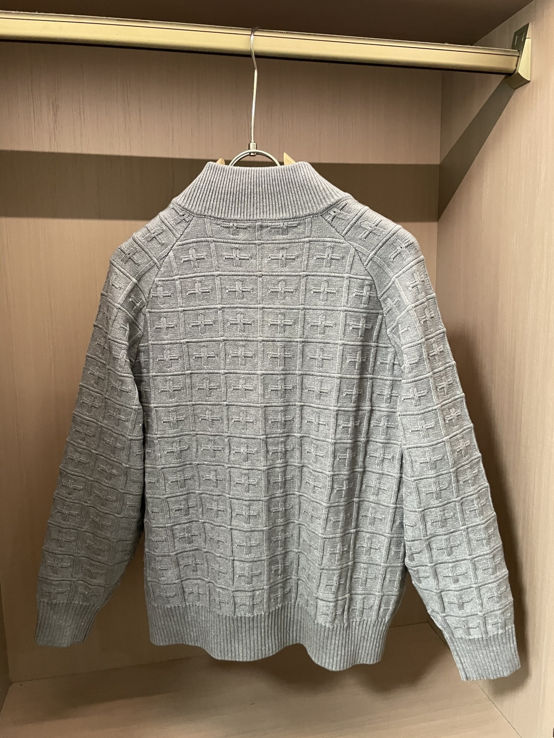 Lv 爆款 2025秋冬 高级定制 都市风十足 加厚款开衫毛衣。 采用进口羊毛混纺面料 柔软细腻 男人的