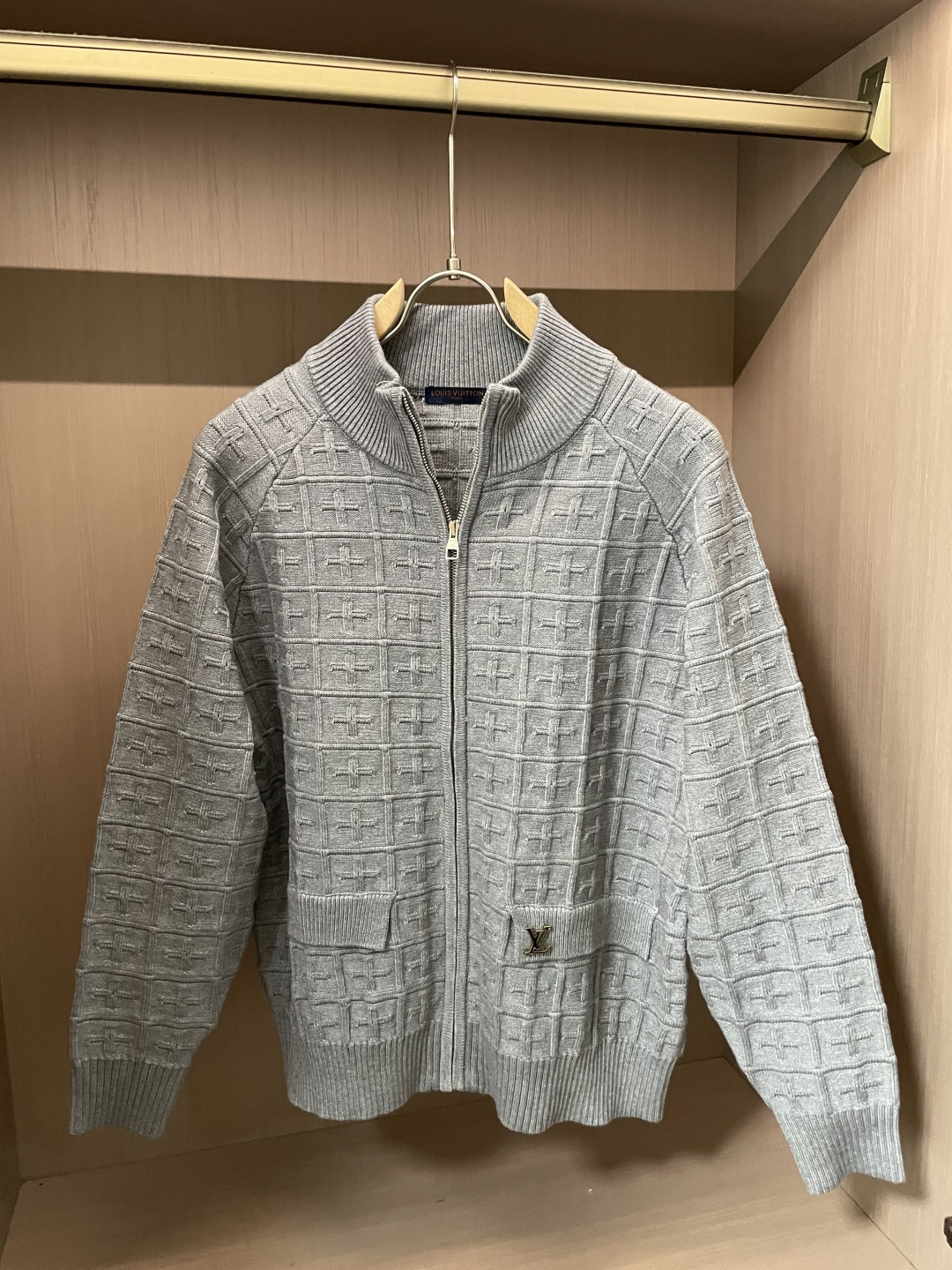 Lv 爆款 2025秋冬 高级定制 都市风十足 加厚款开衫毛衣。 采用进口羊毛混纺面料 柔软细腻 男人的