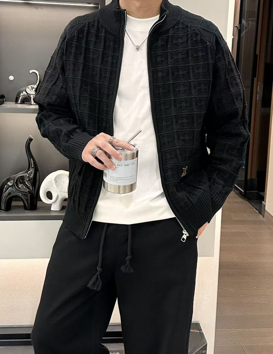 Lv 爆款 2025秋冬 高级定制 都市风十足 加厚款开衫毛衣。 采用进口羊毛混纺面料 柔软细腻 男人的