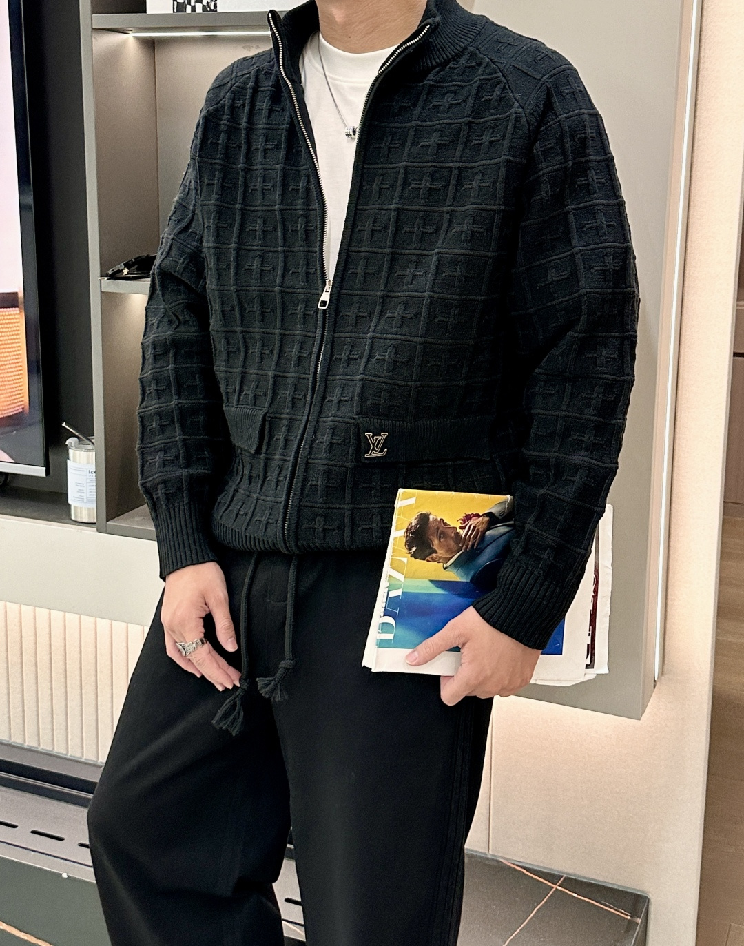 Lv 爆款 2025秋冬 高级定制 都市风十足 加厚款开衫毛衣。 采用进口羊毛混纺面料 柔软细腻 男人的