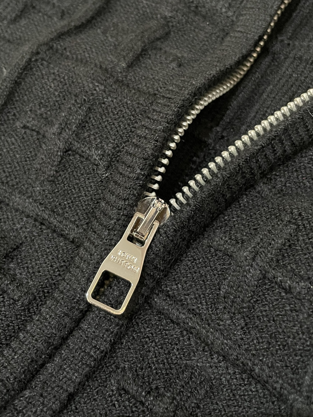 Lv 爆款 2025秋冬 高级定制 都市风十足 加厚款开衫毛衣。 采用进口羊毛混纺面料 柔软细腻 男人的