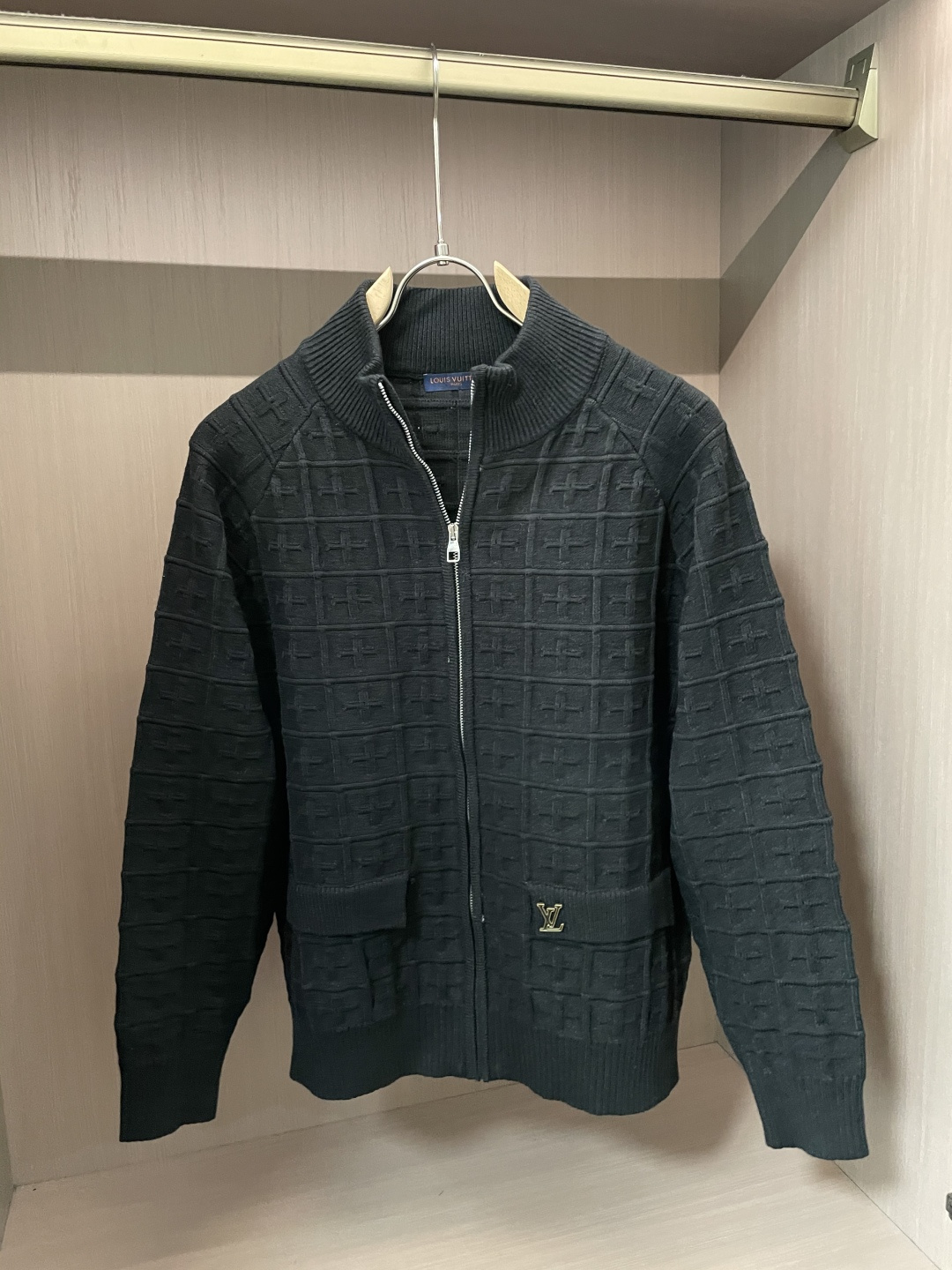 Lv 爆款 2025秋冬 高级定制 都市风十足 加厚款开衫毛衣。 采用进口羊毛混纺面料 柔软细腻 男人的