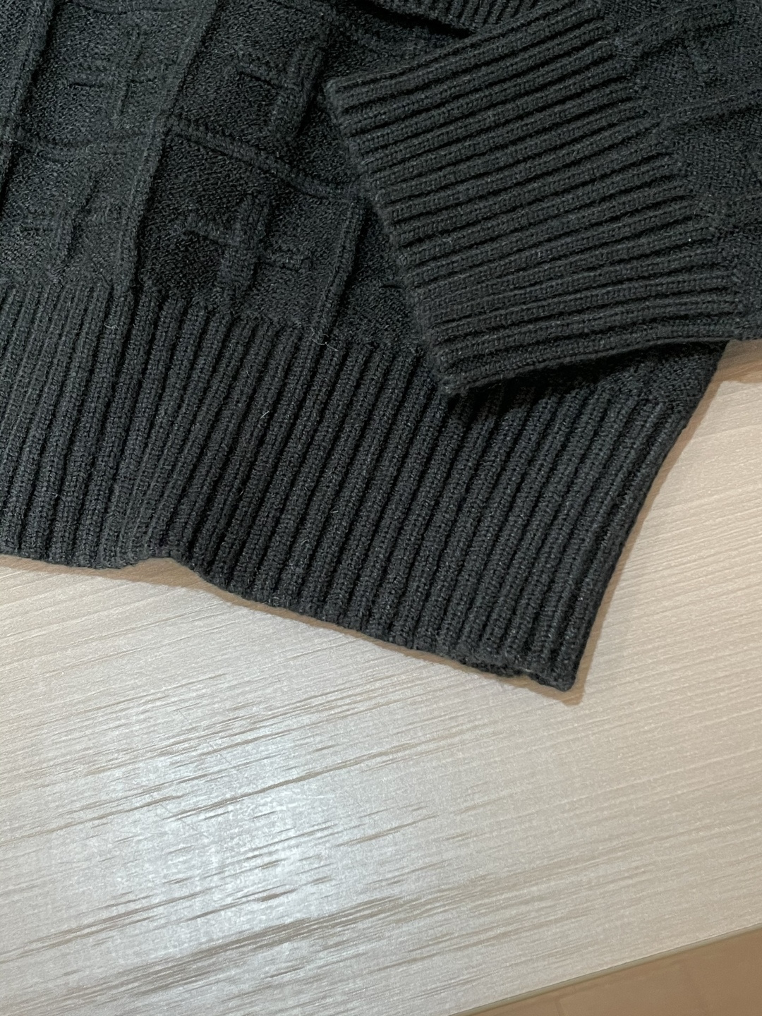 Lv 爆款 2025秋冬 高级定制 都市风十足 加厚款开衫毛衣。 采用进口羊毛混纺面料 柔软细腻 男人的