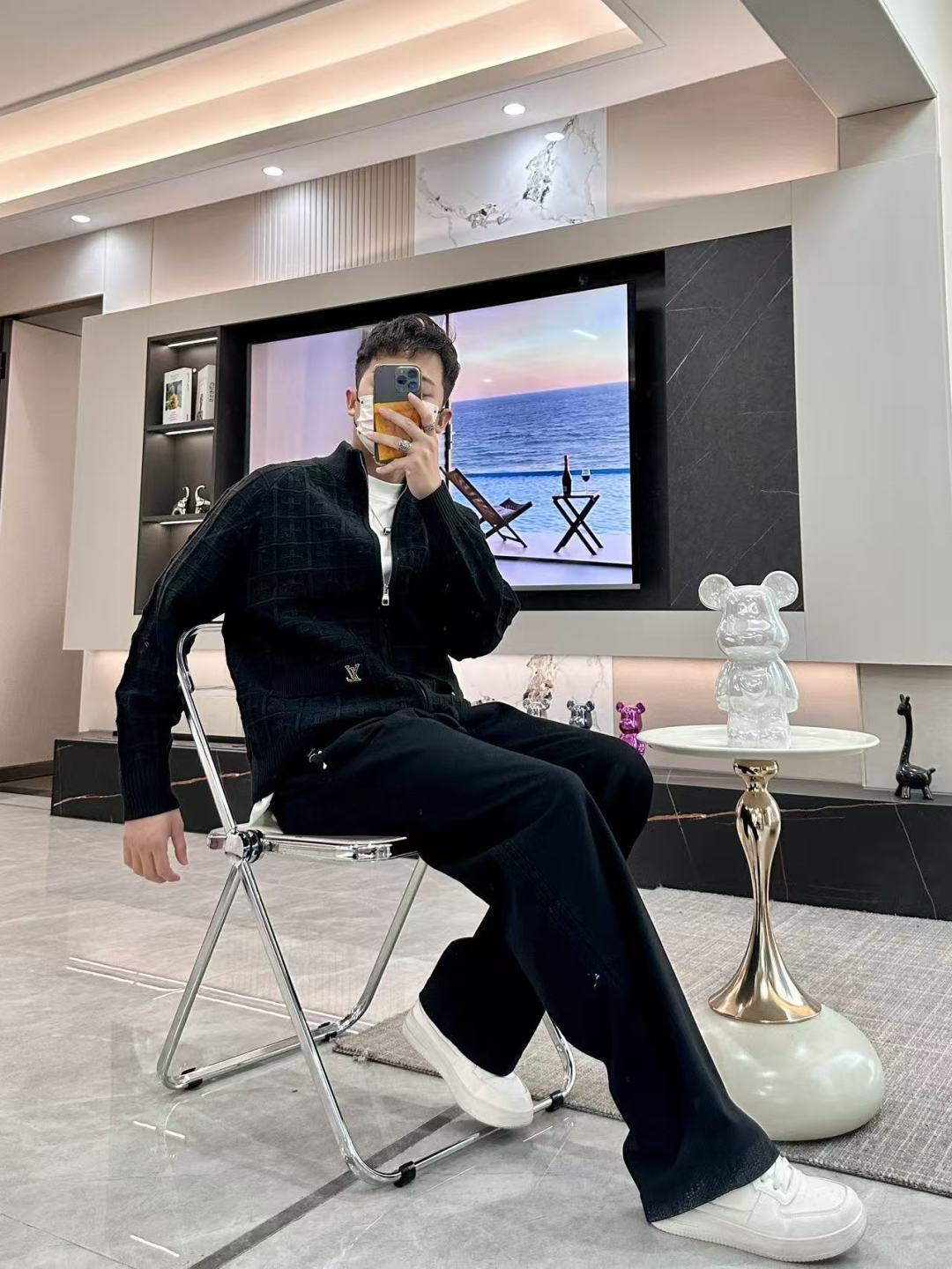 Lv 爆款 2025秋冬 高级定制 都市风十足 加厚款开衫毛衣。 采用进口羊毛混纺面料 柔软细腻 男人的