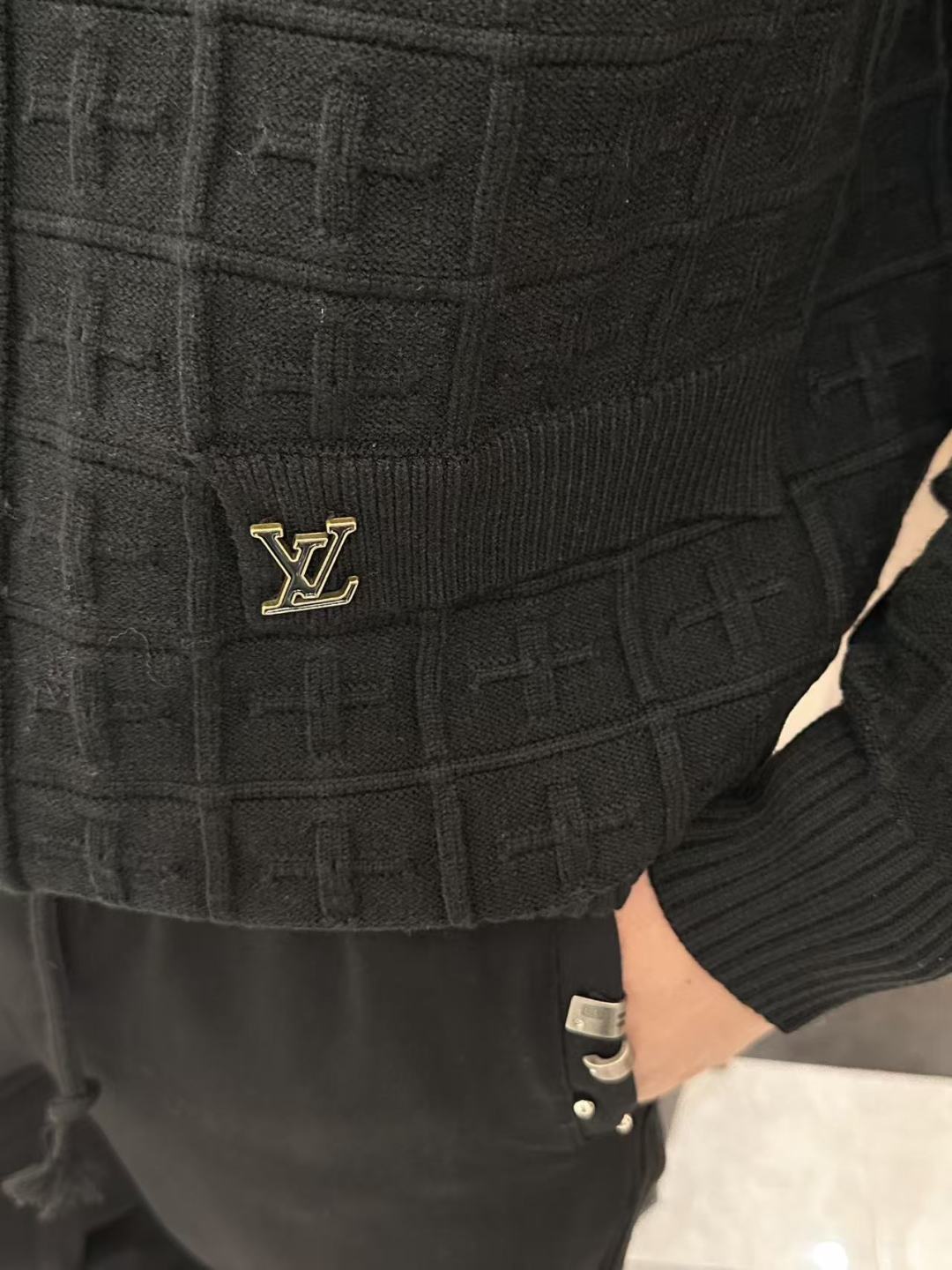 Lv 爆款 2025秋冬 高级定制 都市风十足 加厚款开衫毛衣。 采用进口羊毛混纺面料 柔软细腻 男人的