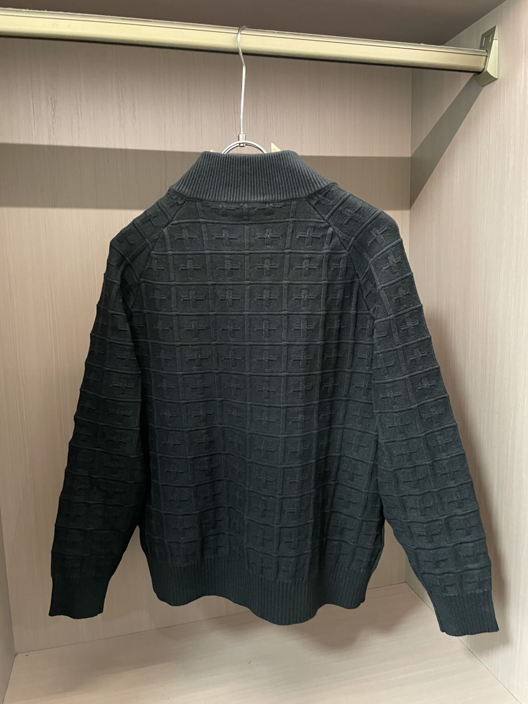 Lv 爆款 2025秋冬 高级定制 都市风十足 加厚款开衫毛衣。 采用进口羊毛混纺面料 柔软细腻 男人的