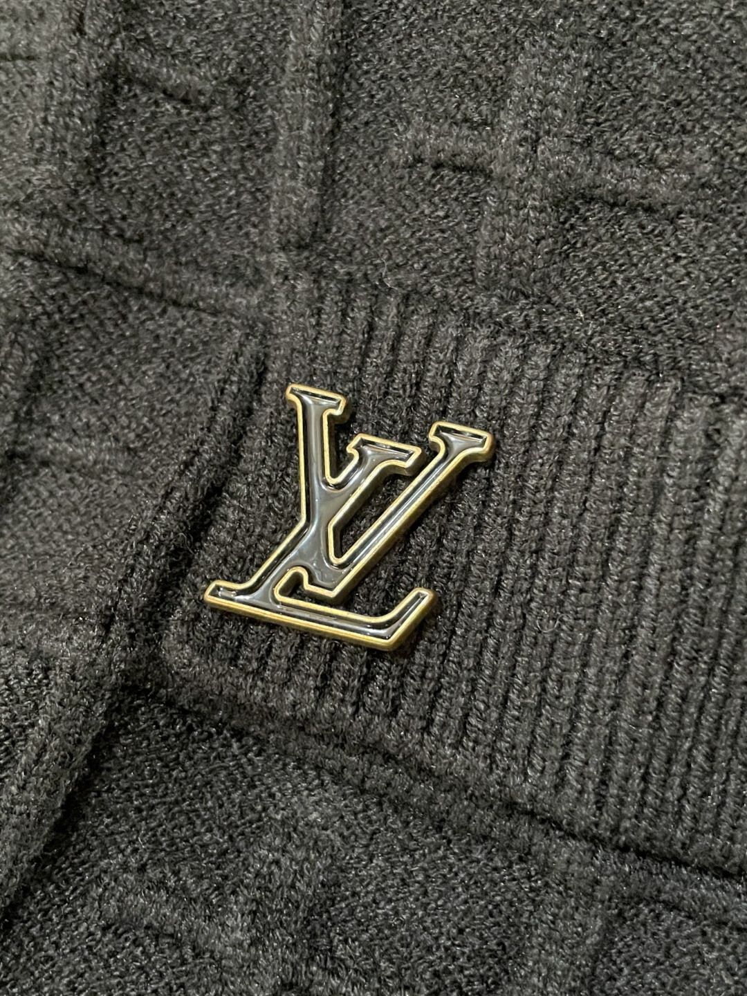 Lv 爆款 2025秋冬 高级定制 都市风十足 加厚款开衫毛衣。 采用进口羊毛混纺面料 柔软细腻 男人的