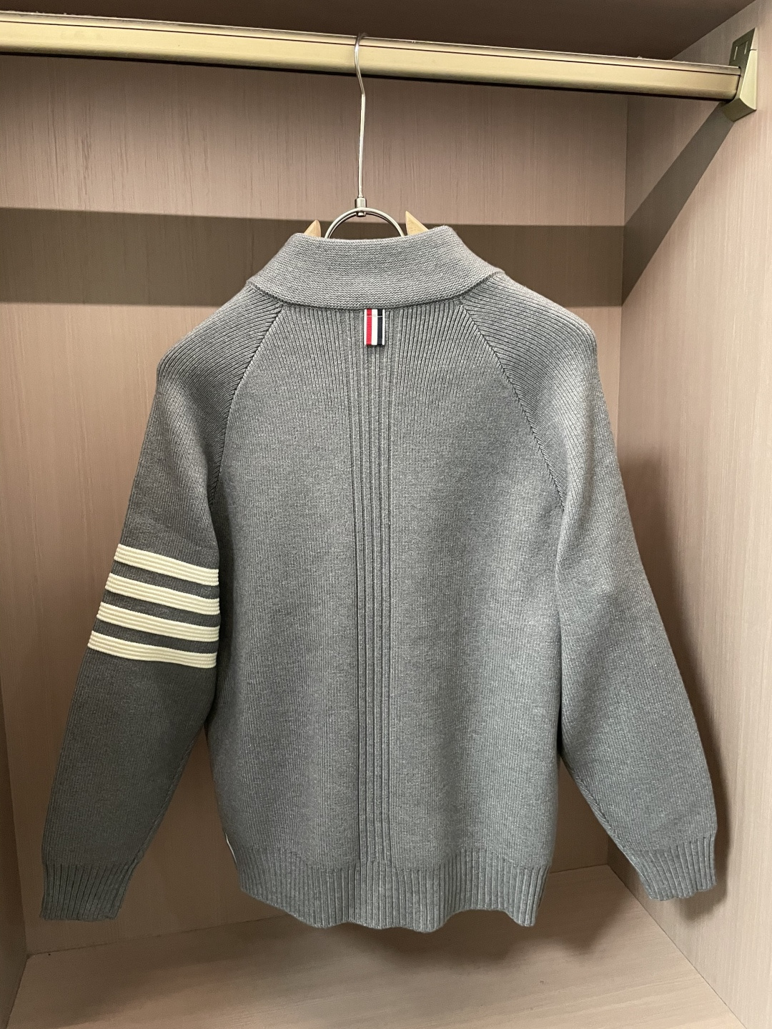 TB 爆款 2025秋冬 高级定制 都市风十足 加厚款开衫毛衣。 采用进口羊毛混纺面料 柔软细腻 男人的