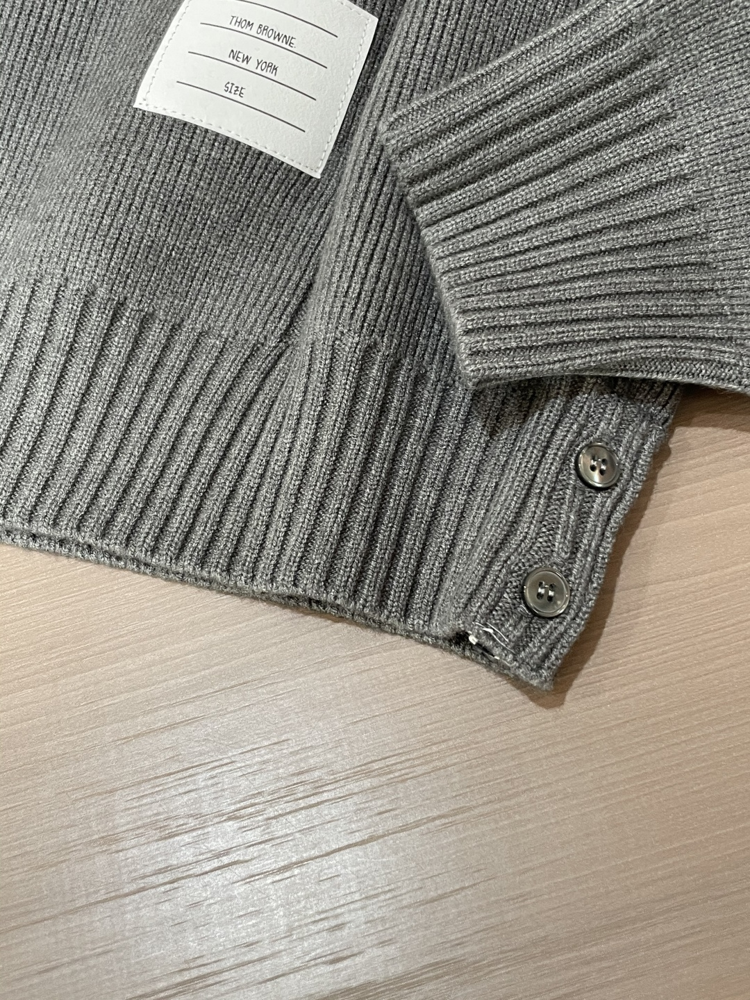 TB 爆款 2025秋冬 高级定制 都市风十足 加厚款开衫毛衣。 采用进口羊毛混纺面料 柔软细腻 男人的