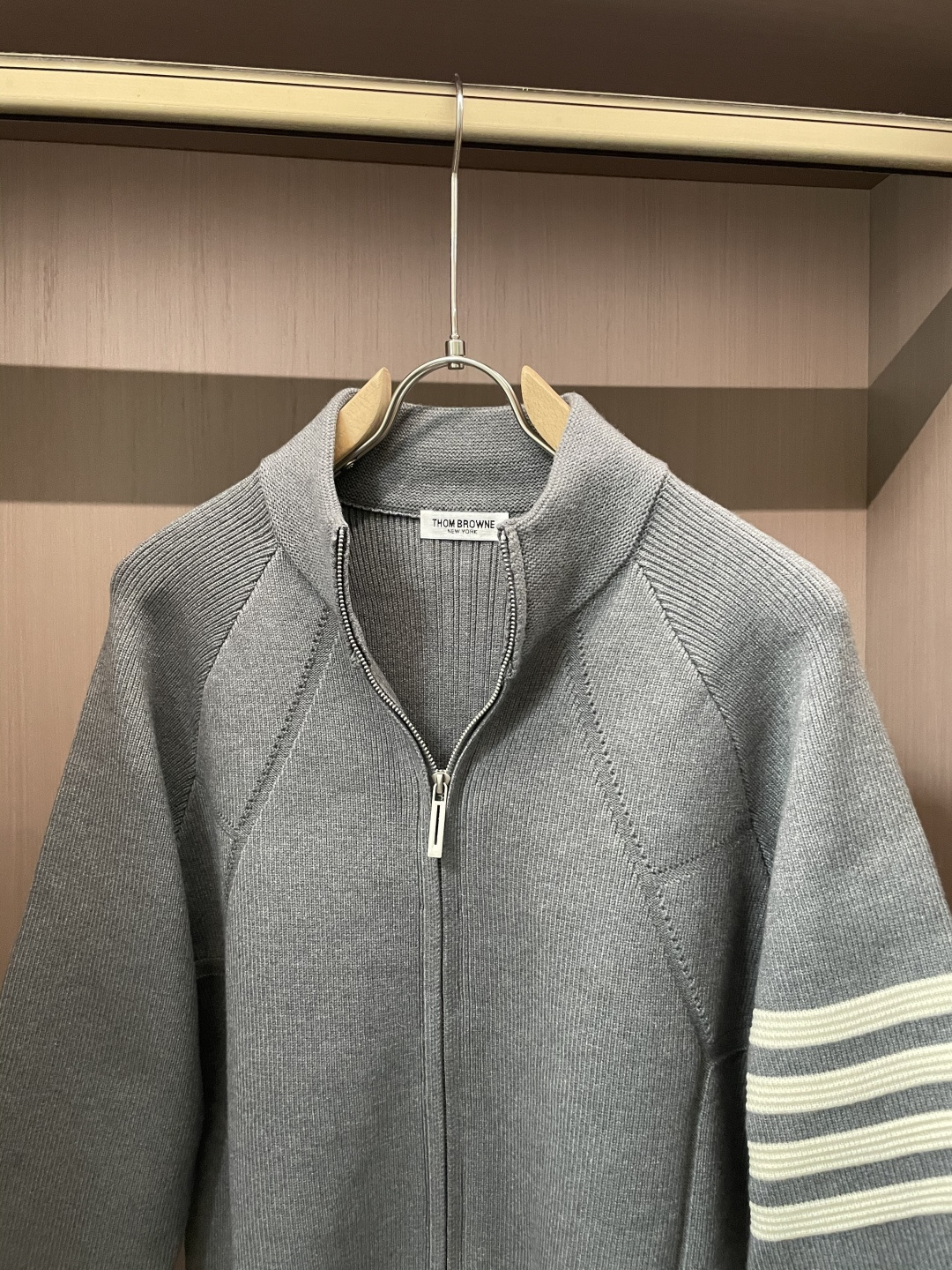 TB 爆款 2025秋冬 高级定制 都市风十足 加厚款开衫毛衣。 采用进口羊毛混纺面料 柔软细腻 男人的