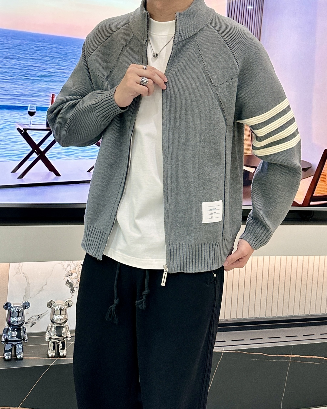 TB 爆款 2025秋冬 高级定制 都市风十足 加厚款开衫毛衣。 采用进口羊毛混纺面料 柔软细腻 男人的