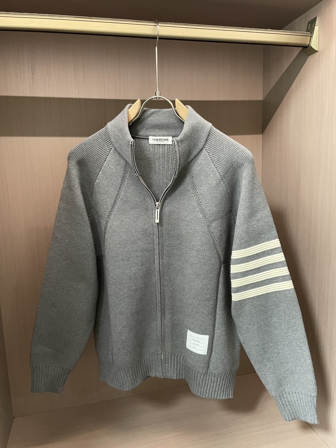 TB 爆款 2025秋冬 高级定制 都市风十足 加厚款开衫毛衣。 采用进口羊毛混纺面料 柔软细腻 男人的