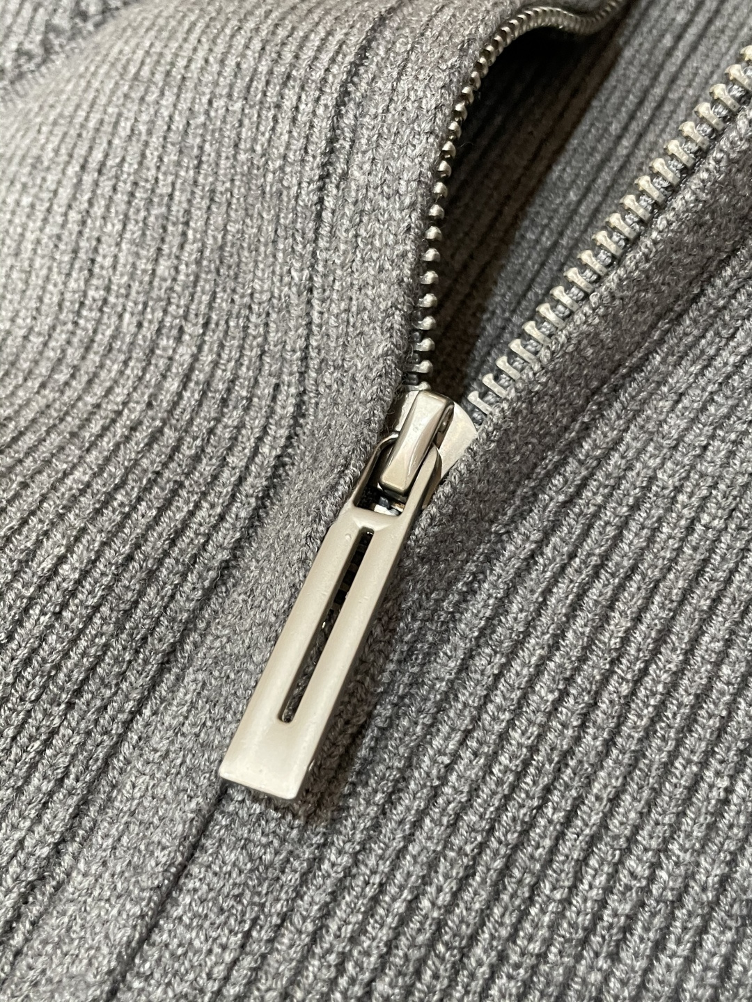 TB 爆款 2025秋冬 高级定制 都市风十足 加厚款开衫毛衣。 采用进口羊毛混纺面料 柔软细腻 男人的