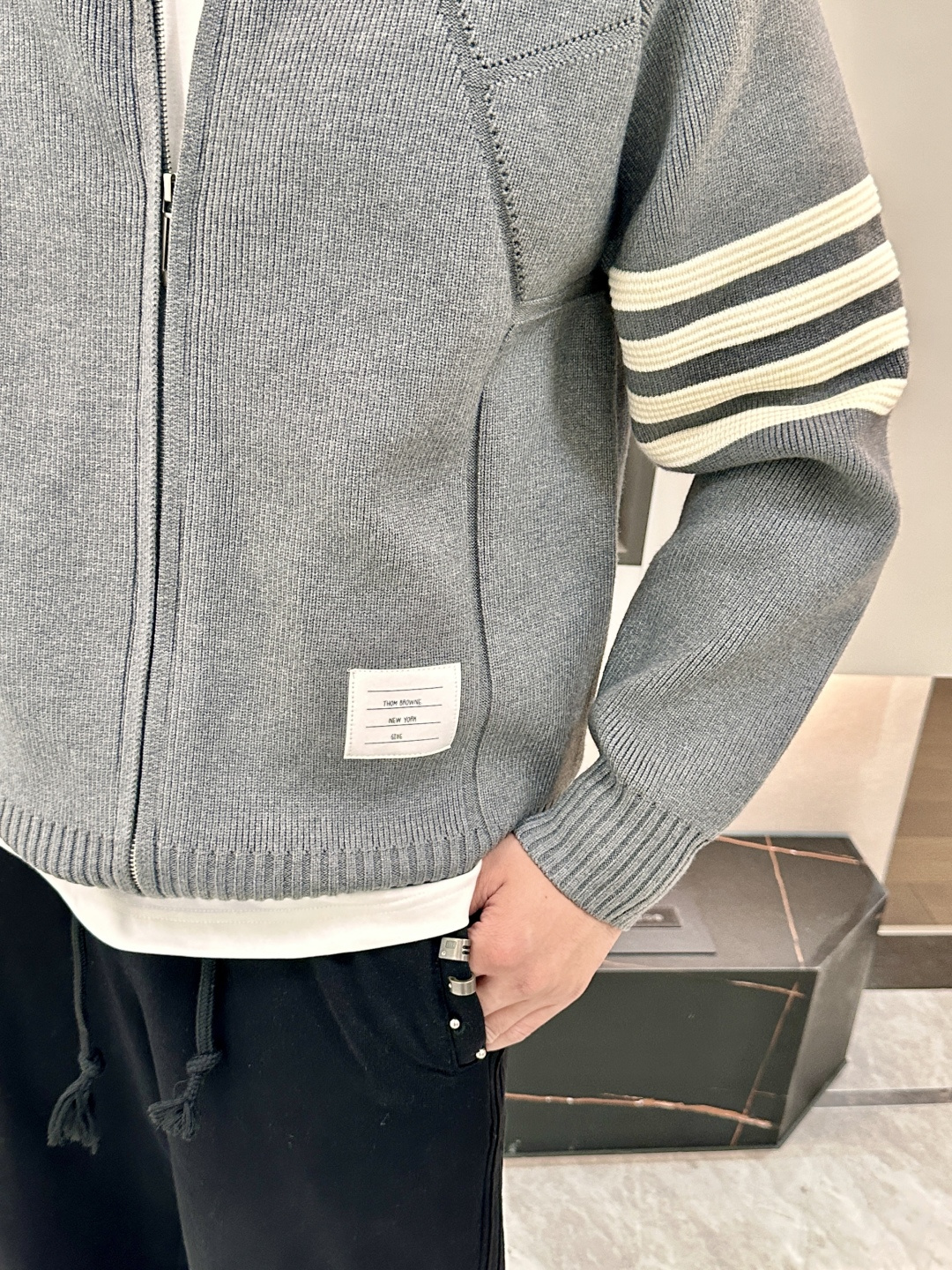 TB 爆款 2025秋冬 高级定制 都市风十足 加厚款开衫毛衣。 采用进口羊毛混纺面料 柔软细腻 男人的