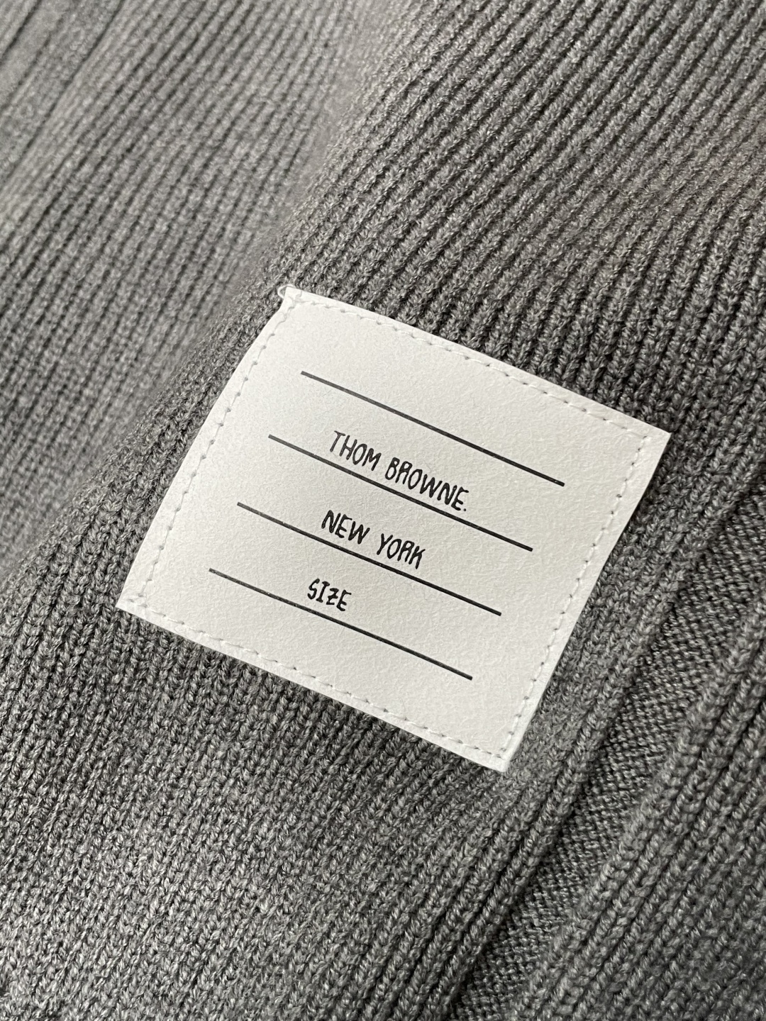 TB 爆款 2025秋冬 高级定制 都市风十足 加厚款开衫毛衣。 采用进口羊毛混纺面料 柔软细腻 男人的