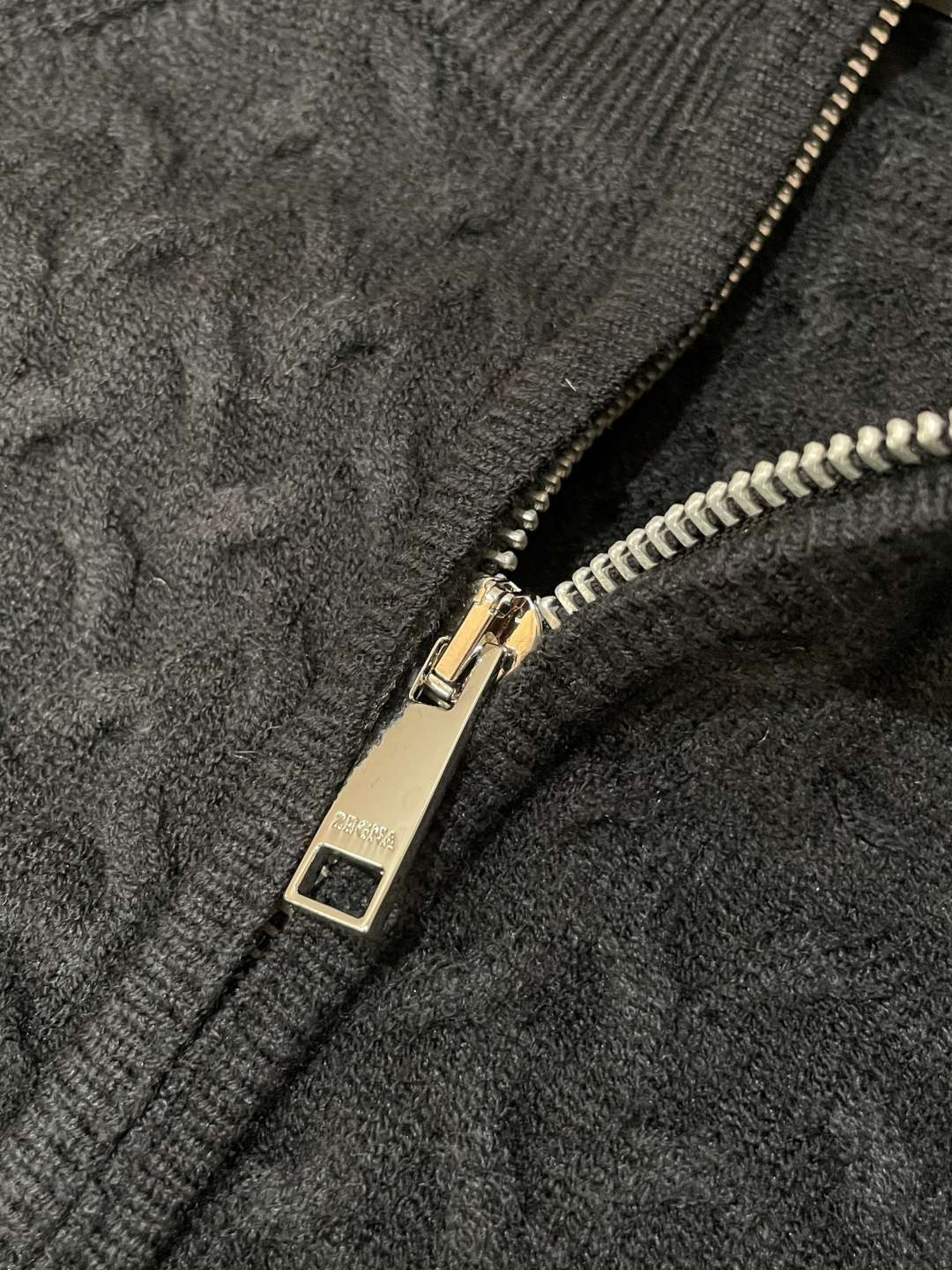 杰尼亚 爆款 2025秋冬 高级定制 都市风十足 加厚款开衫毛衣。 采用进口羊毛混纺面料 柔软细腻 男人