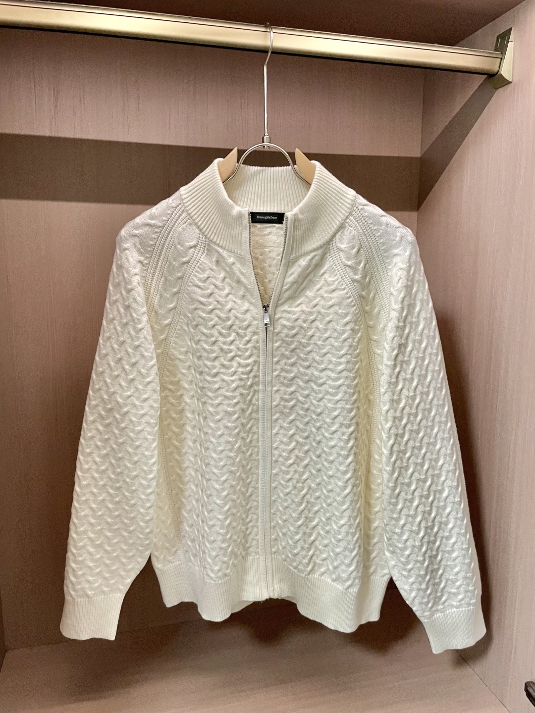 NO:539307,Jenia's hot style 2025 autumn and winter, high-end customization, full of urban style, thickened cardigan sweater. It uses imported wool blend fabric, soft and delicate. Basic styles are indispensable for men's wardrobe. They can be matched with various clothing anytime and anywhere to meet your daily life needs. The clothes design is very simple, please buy it now!  Size M-XXXL, zegna,sweaters,alexander wang19860909杰尼亚 爆款 2025秋冬 高级定制 都市风十足 加厚款开衫毛衣. 采用进口羊毛混纺面料 柔软细腻 男人的衣柜都少不了基础款,随时随地都可以拿来搭配各种服饰 满足您日常生活需求 .衣服设计非常的简洁 , 亲们赶紧入手！ 尺码M-XXXL,,zegna,sweaters,alexander wang,Men's clothing