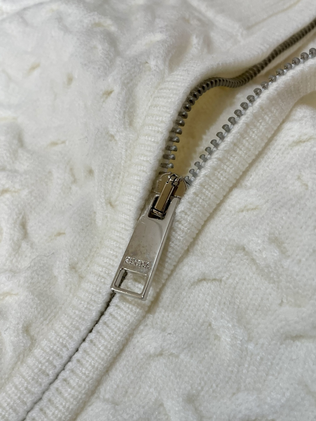 杰尼亚 爆款 2025秋冬 高级定制 都市风十足 加厚款开衫毛衣。 采用进口羊毛混纺面料 柔软细腻 男人