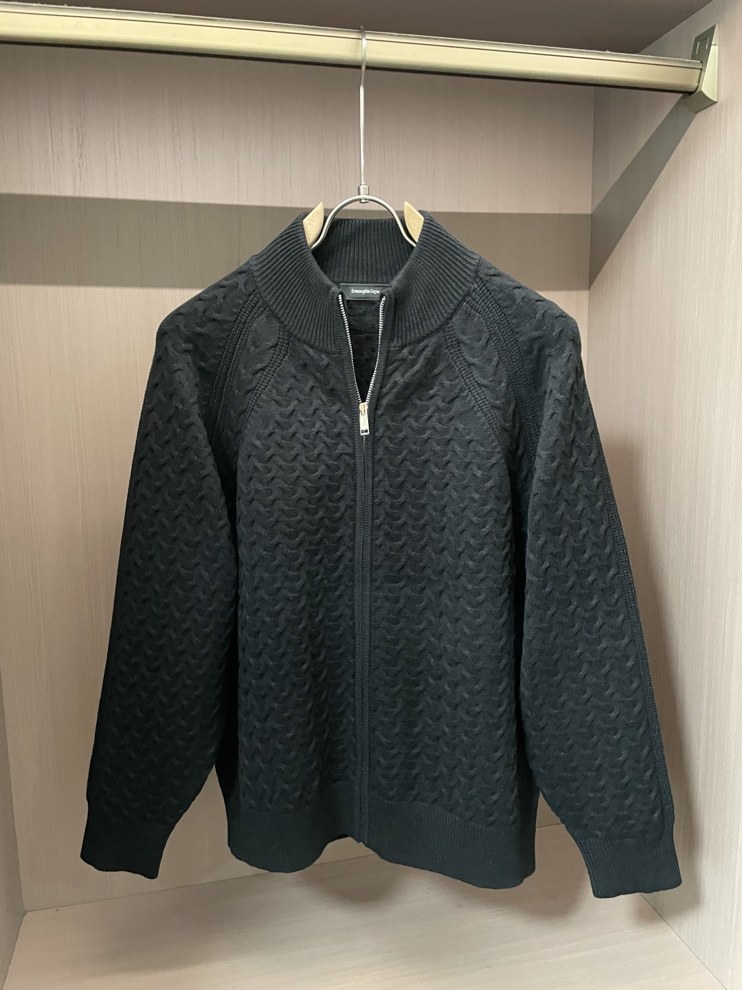 杰尼亚 爆款 2025秋冬 高级定制 都市风十足 加厚款开衫毛衣。 采用进口羊毛混纺面料 柔软细腻 男人