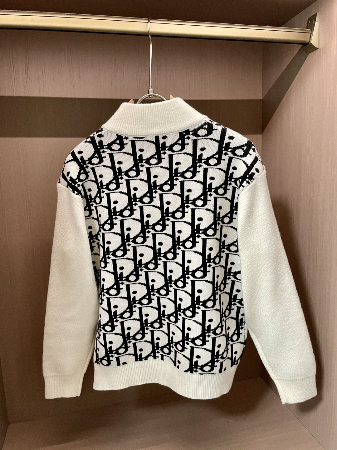 Dior 爆款 2025秋冬 高级定制 都市风十足 加厚款开衫毛衣。 采用进口羊毛混纺面料 柔软细腻 男