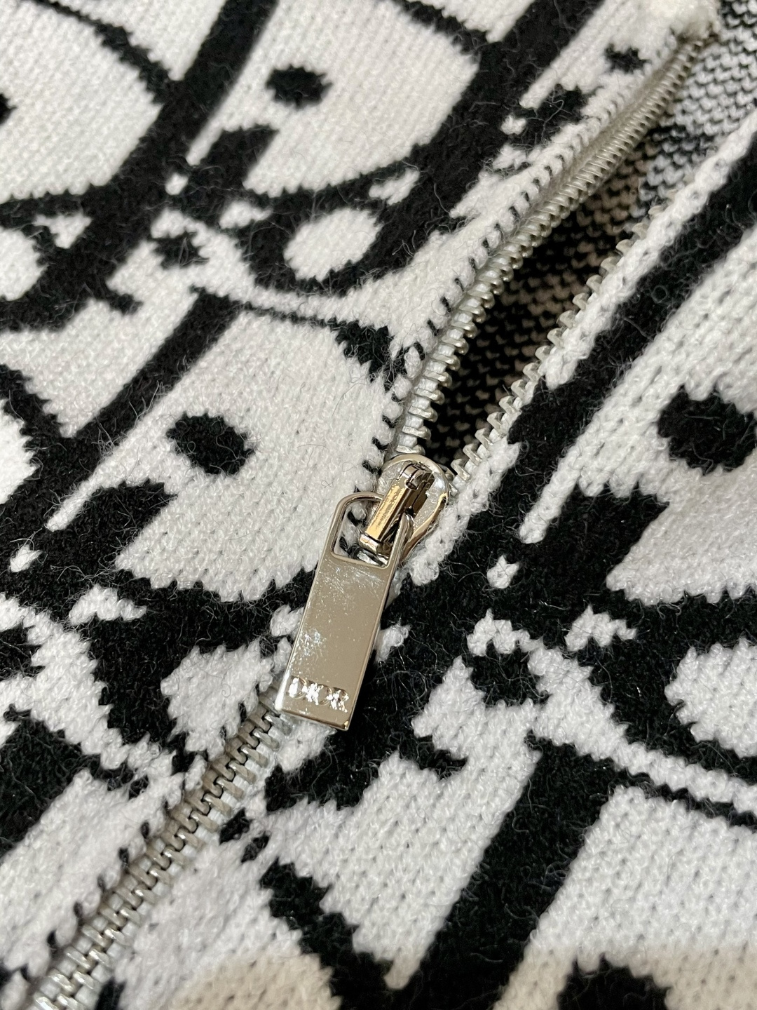 Dior 爆款 2025秋冬 高级定制 都市风十足 加厚款开衫毛衣。 采用进口羊毛混纺面料 柔软细腻 男