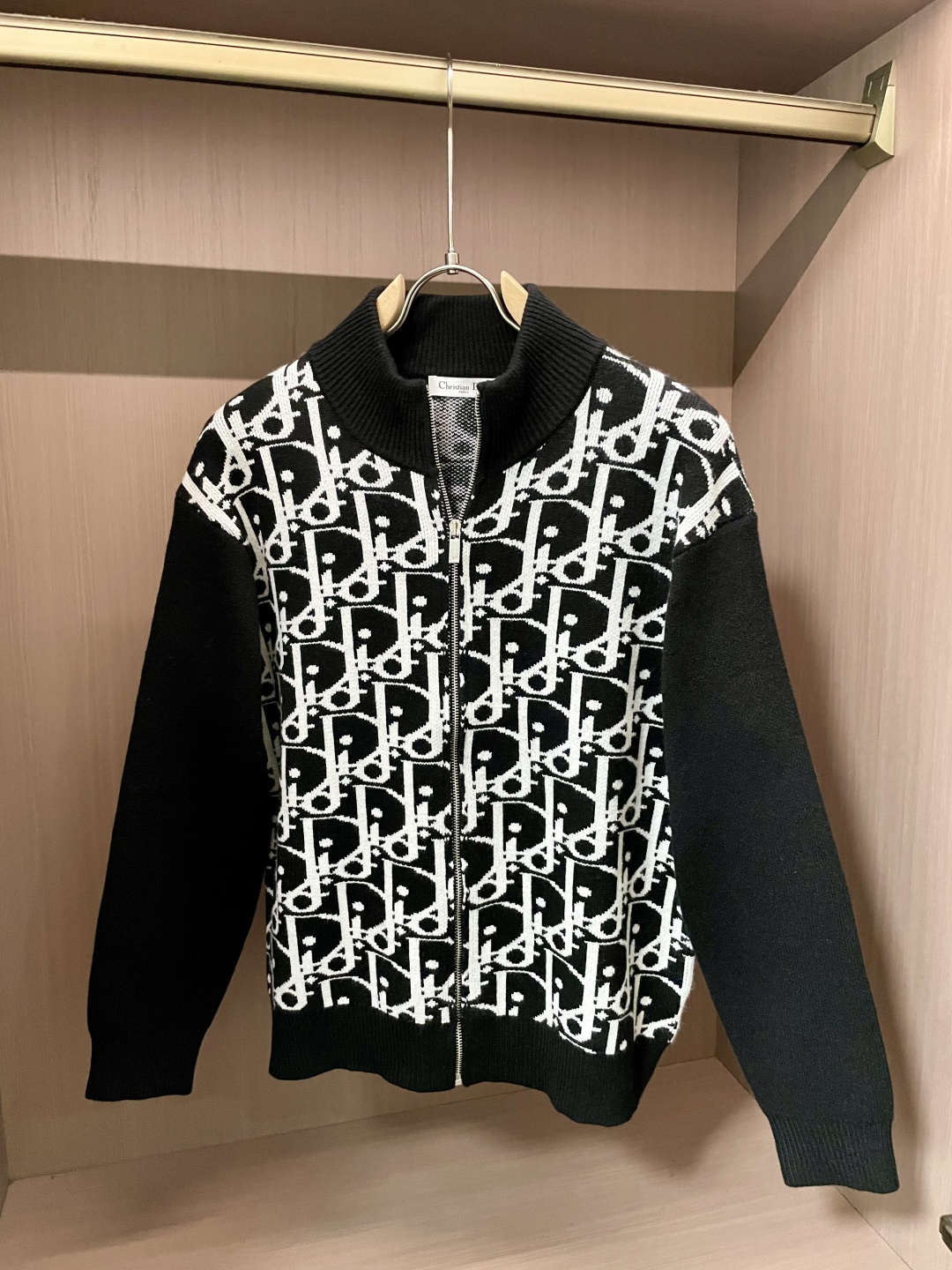 Dior 爆款 2025秋冬 高级定制 都市风十足 加厚款开衫毛衣。 采用进口羊毛混纺面料 柔软细腻 男