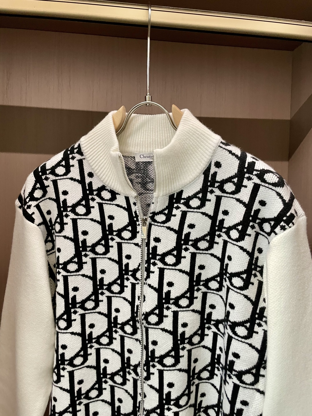 Dior 爆款 2025秋冬 高级定制 都市风十足 加厚款开衫毛衣。 采用进口羊毛混纺面料 柔软细腻 男