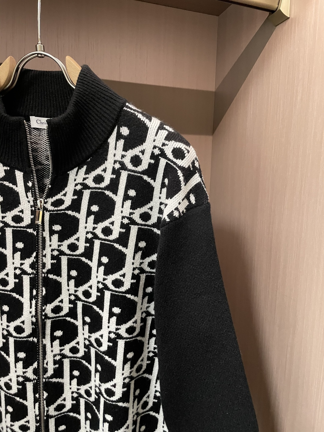 Dior 爆款 2025秋冬 高级定制 都市风十足 加厚款开衫毛衣。 采用进口羊毛混纺面料 柔软细腻 男