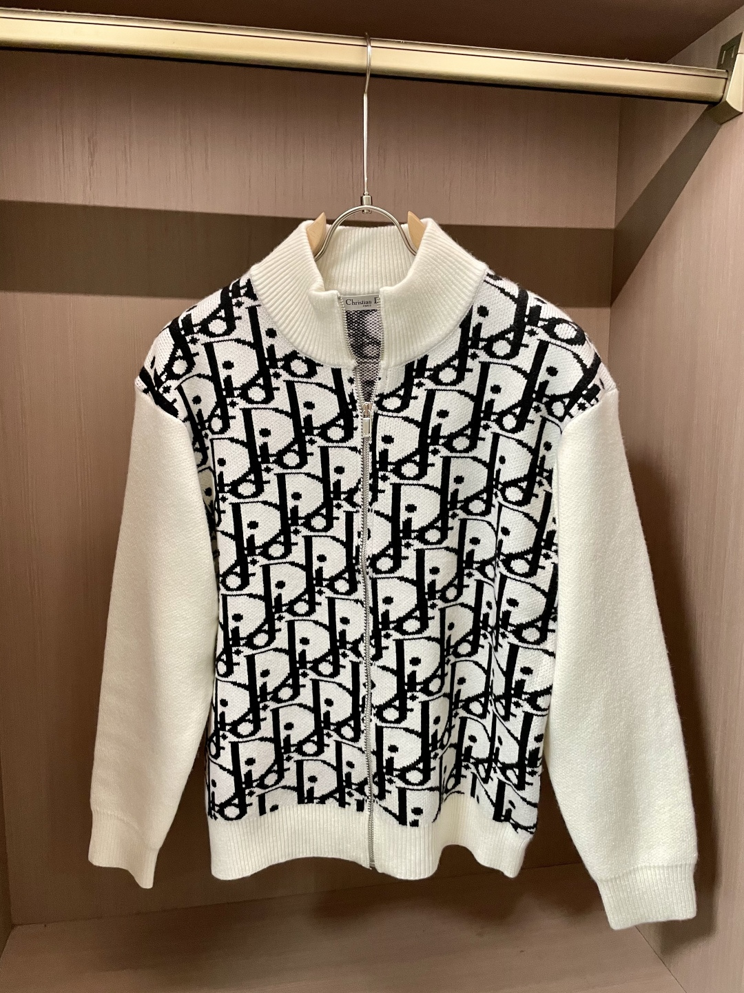 NO:539308,Dior hit 2025 autumn and winter, high-end customization, full of urban style, thickened cardigan sweater. It uses imported wool blend fabric, soft and delicate. Basic styles are indispensable for men's wardrobe. They can be matched with various clothing anytime and anywhere to meet your daily life needs. The clothes design is very simple, please buy it now!  Size M-XXXL, dior, sweaters, alexander wang19860909Dior 爆款 2025秋冬 高级定制 都市风十足 加厚款开衫毛衣. 采用进口羊毛混纺面料 柔软细腻 男人的衣柜都少不了基础款,随时随地都可以拿来搭配各种服饰 满足您日常生活需求 .衣服设计非常的简洁 , 亲们赶紧入手！ 尺码M-XXXL,,dior,sweaters,alexander wang,Men's clothing