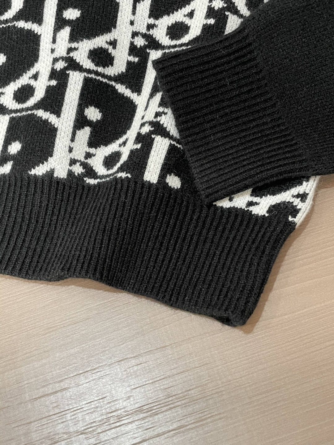 Dior 爆款 2025秋冬 高级定制 都市风十足 加厚款开衫毛衣。 采用进口羊毛混纺面料 柔软细腻 男