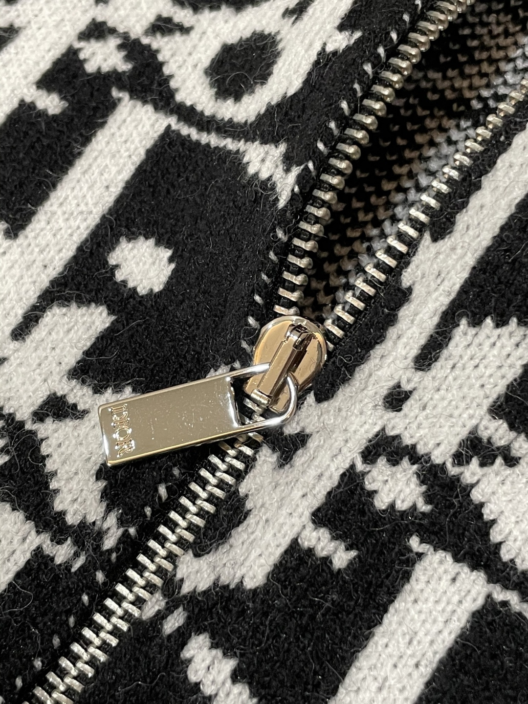 Dior 爆款 2025秋冬 高级定制 都市风十足 加厚款开衫毛衣。 采用进口羊毛混纺面料 柔软细腻 男