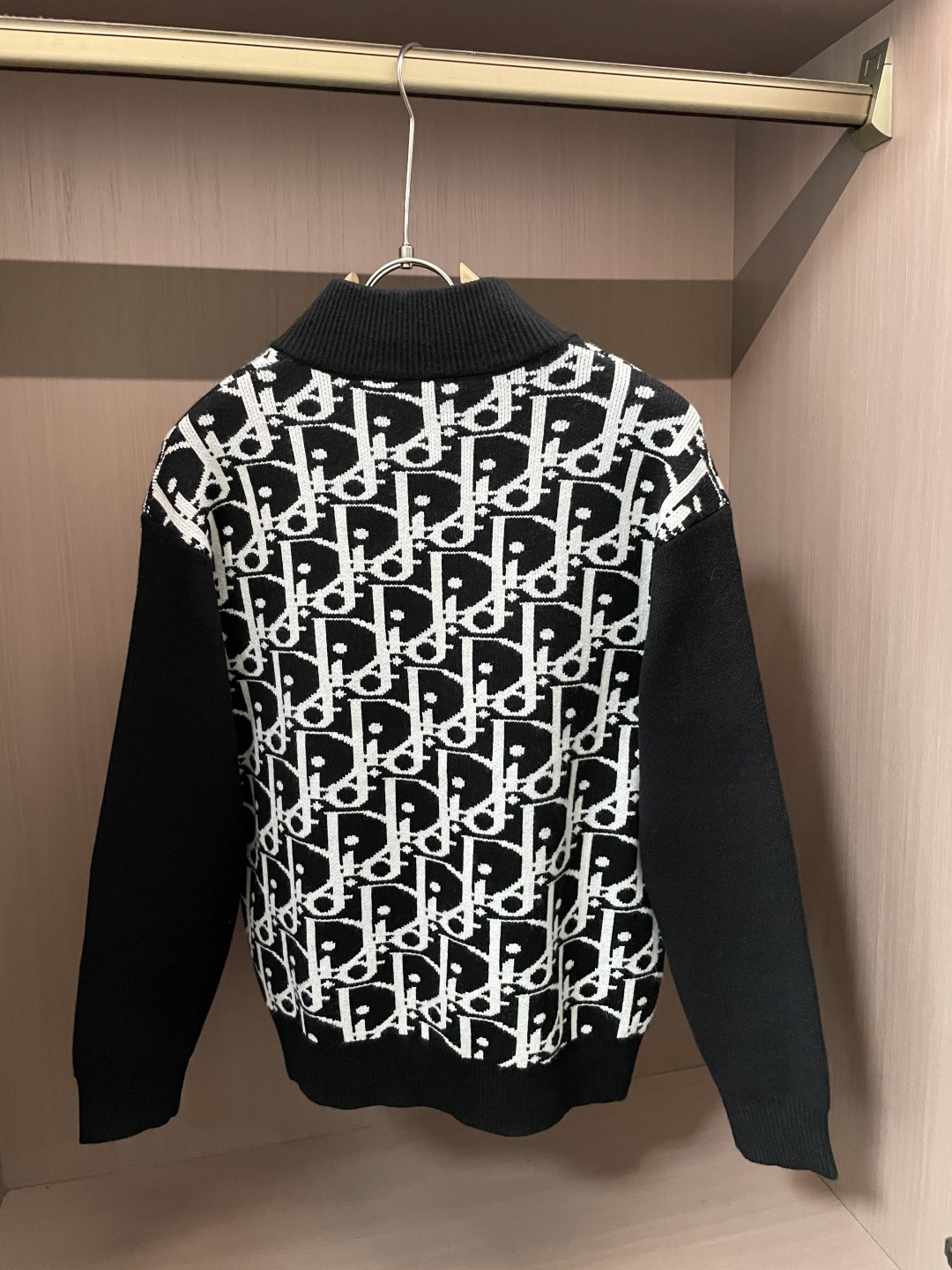 Dior 爆款 2025秋冬 高级定制 都市风十足 加厚款开衫毛衣。 采用进口羊毛混纺面料 柔软细腻 男