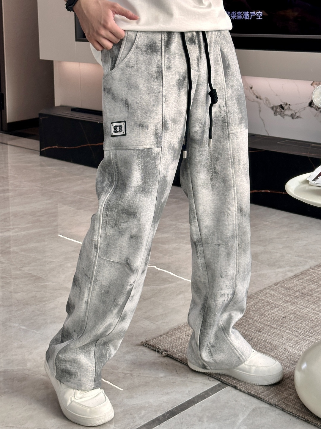 NO:733958,Balenciaga 2026 spring new casual pants!  On sale simultaneously on the official website. The brand's classic LOGO casual pants, customized fabrics, extremely comfortable, strong touch. Highly recognizable, perfect appearance and craftsmanship. Sizes M-3XL, balenciaga,19860909巴黎世家 2026春季新款休闲裤！官网同步发售.品牌经典LOGO休闲裤 ,定制面料,舒适度极好,手触感强烈.辨识度极高,完美品相工艺. 尺码M-3XL,,balenciaga,,Men's clothing