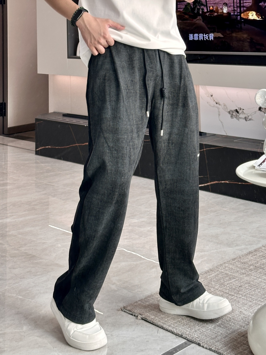 NO:541259,Balenciaga 2025 autumn and winter new casual pants!  The official website is released simultaneously. The brand's classic LOGO casual pants, customized fabric, excellent comfort, strong hand touch. Extremely recognizable, perfect quality craftsmanship. Size M-3XL, balenciaga, alexander wang19860909巴黎世家 2025秋冬新款休闲裤！官网同步发售.品牌经典LOGO休闲裤 ,定制面料,舒适度极好,手触感强烈.辨识度极高,完美品相工艺. 尺码M-3XL,,balenciaga,alexander wang,Men's clothing