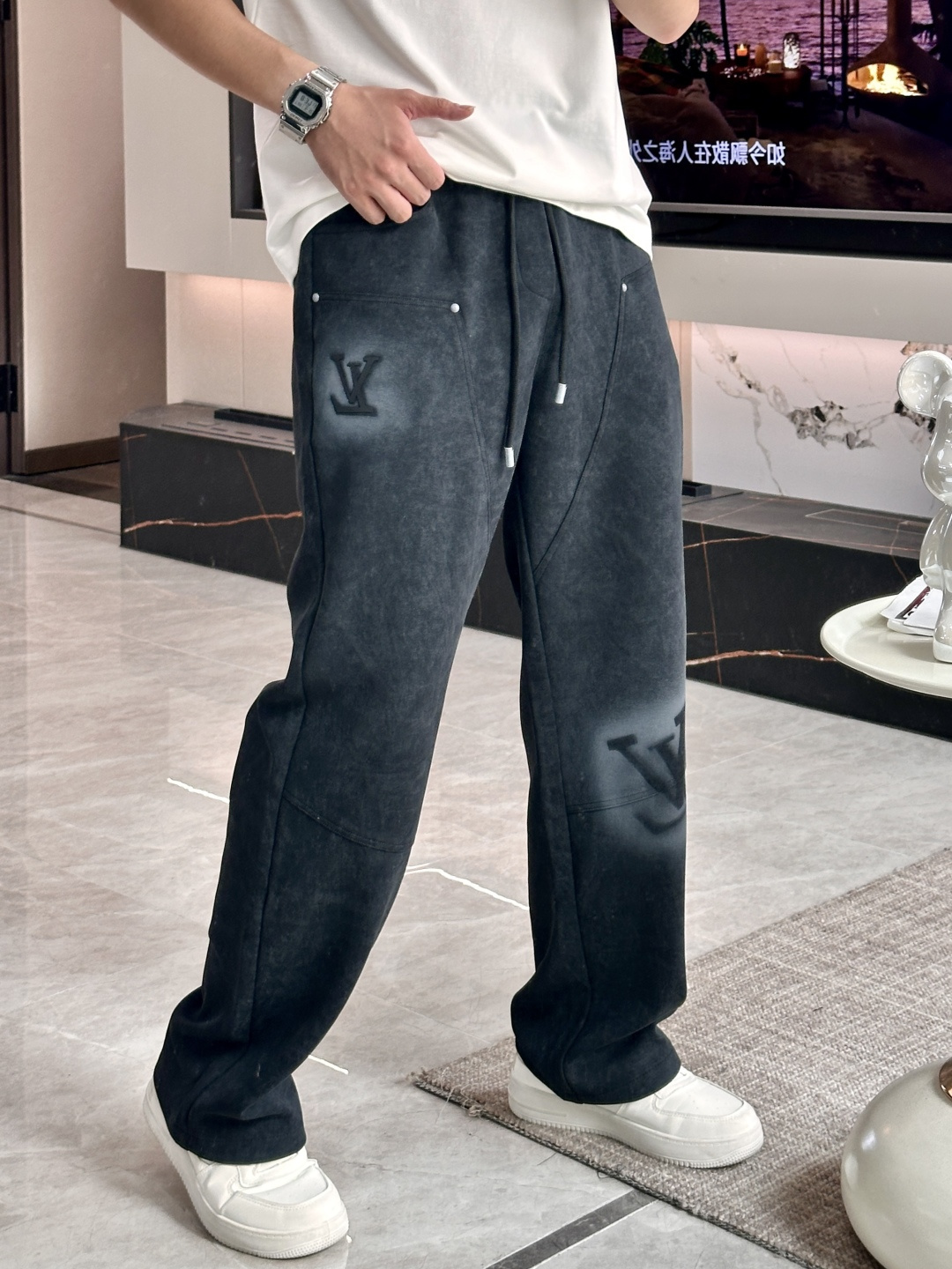 NO:541260,Lv 2025 autumn and winter new casual pants!  The official website is released simultaneously. The brand's classic LOGO casual pants, customized fabric, excellent comfort, strong hand touch. Extremely recognizable, perfect quality craftsmanship. Size M-3XL,,louis vuitton,alexander wang19860909Lv 2025秋冬新款休闲裤！官网同步发售.品牌经典LOGO休闲裤 ,定制面料,舒适度极好,手触感强烈.辨识度极高,完美品相工艺. 尺码M-3XL,,louis vuitton,alexander wang,Men's clothing