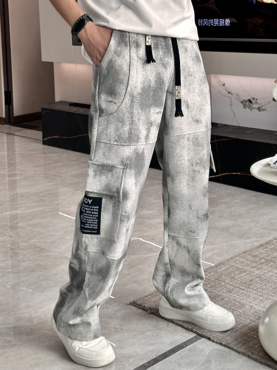 NO:541266,Y-3 2025 autumn and winter new casual pants!  The official website is released simultaneously. The brand's classic LOGO casual pants, customized fabric, excellent comfort, strong hand touch. Extremely recognizable, perfect quality craftsmanship. Size M-3XL, alexander wang19860909Y-3 2025秋冬新款休闲裤！官网同步发售.品牌经典LOGO休闲裤 ,定制面料,舒适度极好,手触感强烈.辨识度极高,完美品相工艺. 尺码M-3XL,,alexander wang,Men's clothing