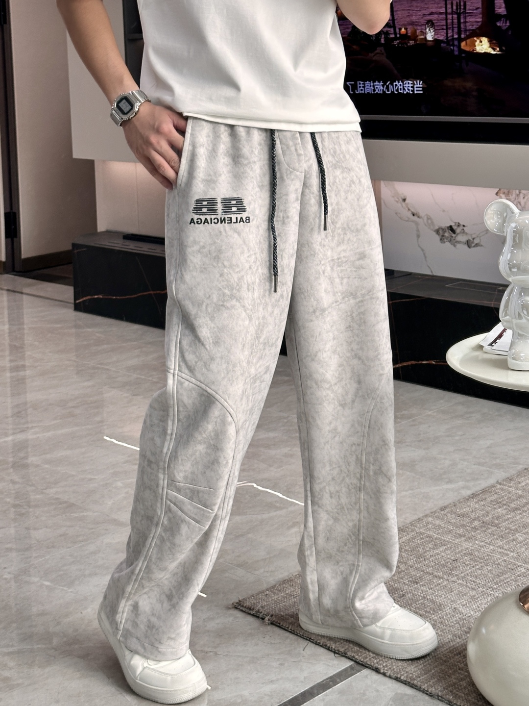 NO:733959,Balenciaga 2026 spring new casual pants!  On sale simultaneously on the official website. The brand's classic LOGO casual pants, customized fabrics, extremely comfortable, strong touch. Highly recognizable, perfect appearance and craftsmanship. Sizes M-3XL, balenciaga,19860909巴黎世家 2026春季新款休闲裤！官网同步发售.品牌经典LOGO休闲裤 ,定制面料,舒适度极好,手触感强烈.辨识度极高,完美品相工艺. 尺码M-3XL,,balenciaga,,Men's clothing