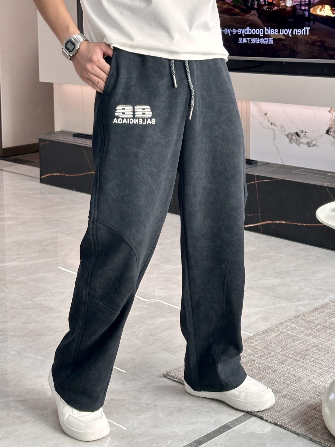 NO:541269,Balenciaga 2025 autumn and winter new casual pants!  The official website is released simultaneously. The brand's classic LOGO casual pants, customized fabric, excellent comfort, strong hand touch. Extremely recognizable, perfect quality craftsmanship. Size M-3XL, balenciaga, alexander wang19860909巴黎世家 2025秋冬新款休闲裤！官网同步发售.品牌经典LOGO休闲裤 ,定制面料,舒适度极好,手触感强烈.辨识度极高,完美品相工艺. 尺码M-3XL,,balenciaga,alexander wang,Men's clothing